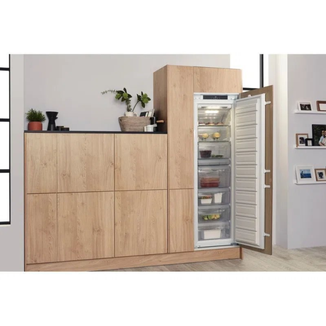 Hotpoint HF1801EF1UK (EX DISPLAY) Integrated Freezer
